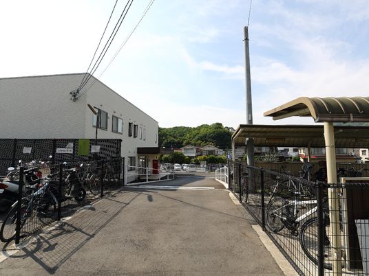 駐輪場付きの建物外観