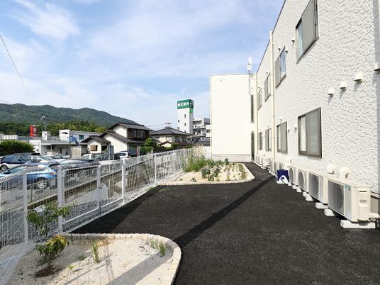 施設の庭と駐車場