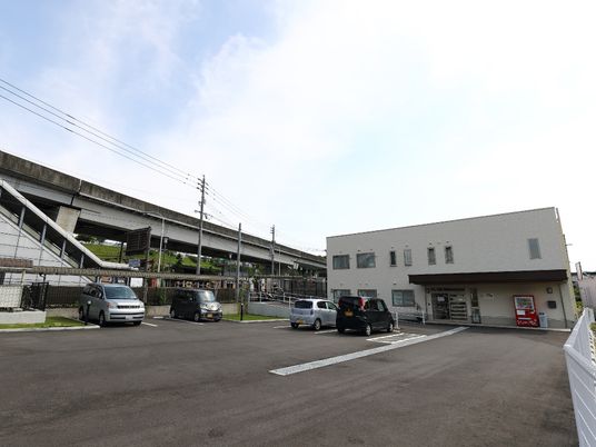 施設の外観と駐車場