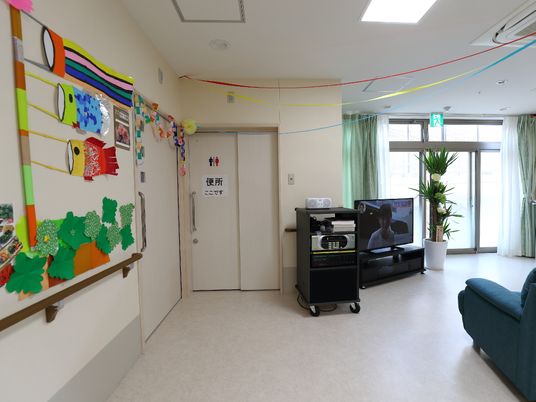 多彩な壁飾りのある廊下