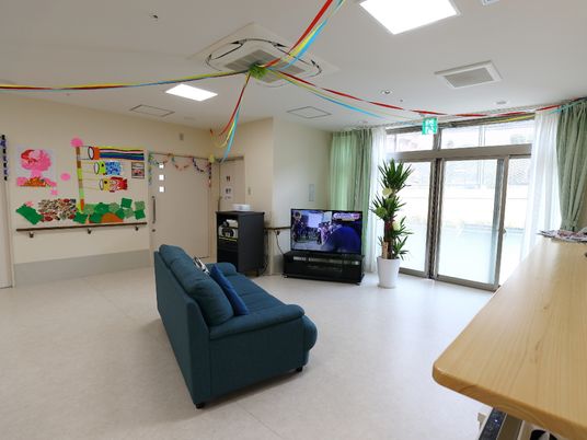 カラフルな装飾の共有スペース