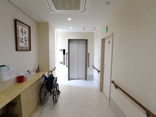 清潔な廊下と車椅子