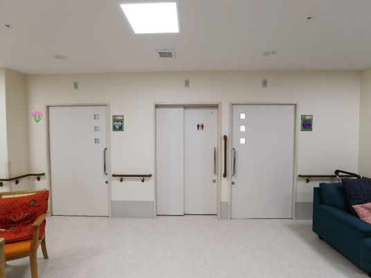 廊下の扉と椅子