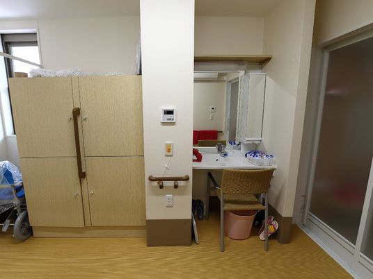 洗面台とクローゼットのある居室