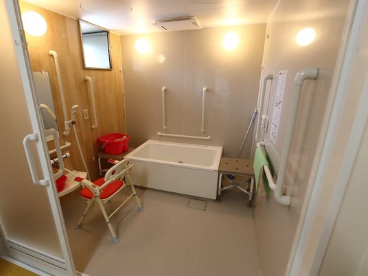 バリアフリー設計の浴室