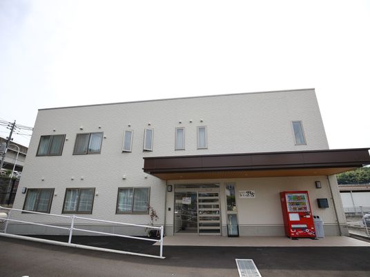 白壁の建物とエントランス