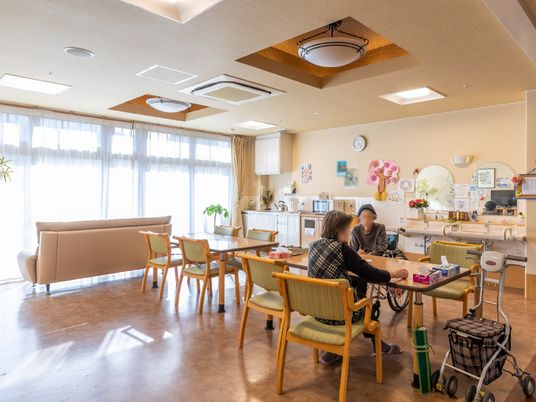 明るい居室の様子