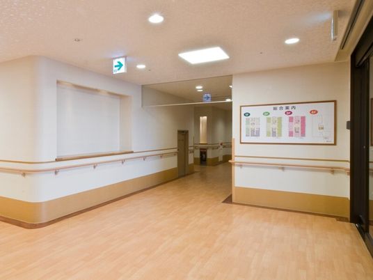 明るく広い廊下