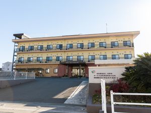 黄色い建物のエントランス