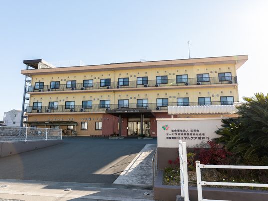 黄色い建物のエントランス