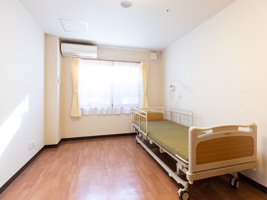 明るい個室の居室