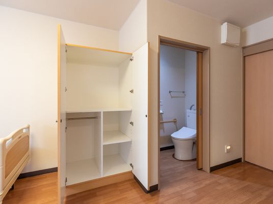 居室のクローゼットとトイレ