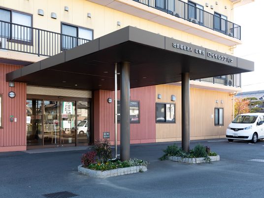 エントランスの明るい外観