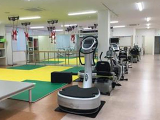 機能訓練の設備 機能訓練室 広々とした設備で、リハビリや運動がしやすい空間です。最新のトレーニング機器もあり、充実した環境です。