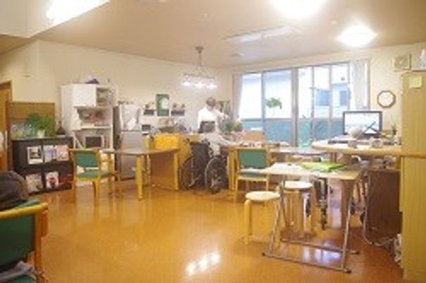 明るく広い空間のラウンジ