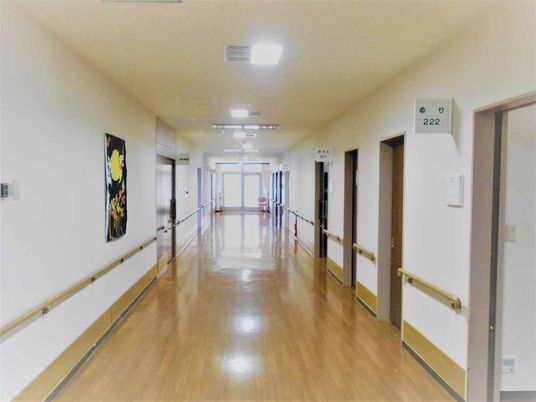静かな廊下の風景