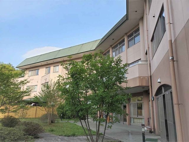 緑に囲まれた外観