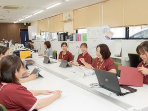 スタッフが会議する事務スペース