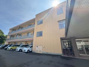 車が並ぶ建物外観