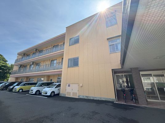 車が並ぶ建物外観