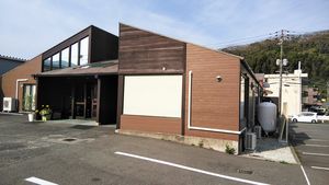 広々とした建物外観