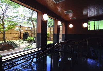 庭を望む浴室
