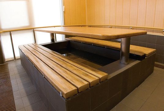 木製の座席と卓の室内