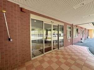 緩やかな屋根の建物外観