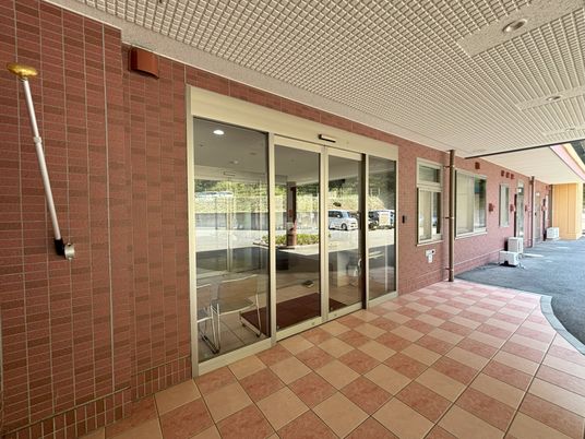 緩やかな屋根の建物外観