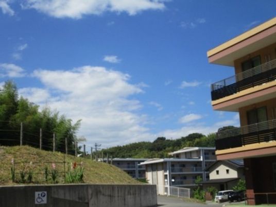 建物外観と青空の外観