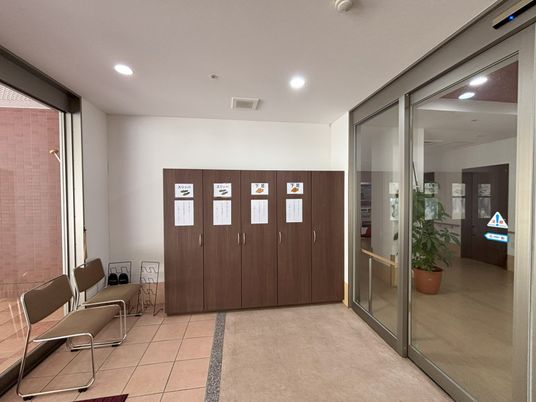広く明るい玄関ロビー