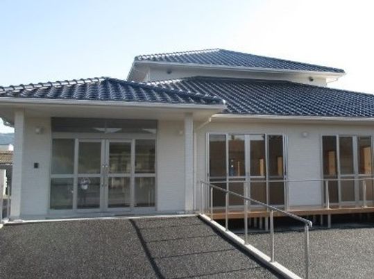 明るい施設のエントランス