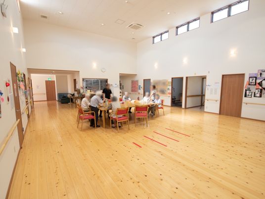 広々とした木の床の食堂