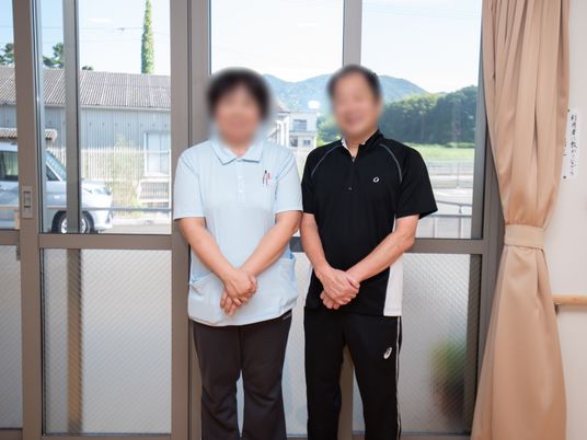 笑顔のスタッフ二人