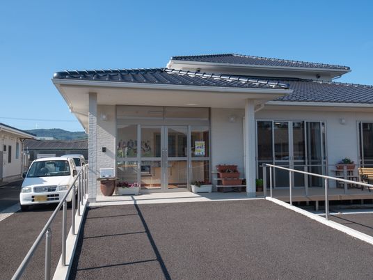 明るい日差しのエントランス