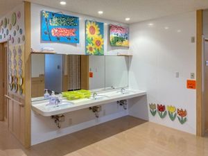 カラフルな壁画の洗面台