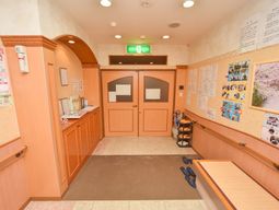 エントランスの温かみのある空間