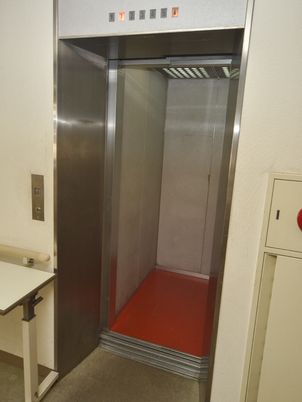 広々としたエレベーター