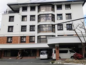 青空背景のモダン建築