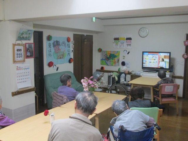 共有スペースの居心地良い様子 食堂 明るくゆったりしたダイニングで食事やお茶を楽しめる、心地良い日常が待っています。木目調の床が温もりを感じさせ、何気ない会話を交わす空間が広がっています。