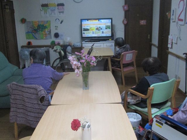 共用ラウンジの室内風景 食堂 広々としたダイニングルームです。明るく清潔感があり、快適な時間を過ごせる空間が整えられています。