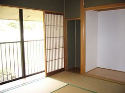 明るい和室とバルコニー