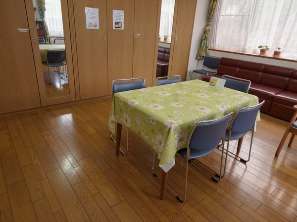 食卓とソファのある部屋