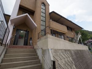 エントランスと階段のある建物