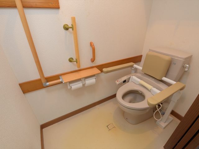 バリアフリートイレ設備 トイレ 手すり付きの安全なトイレです。さまざまなニーズに対応し、快適にお使いいただける工夫がされています。