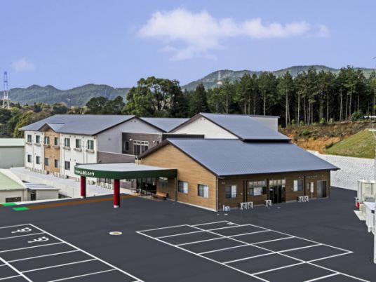 緑に囲まれた施設外観