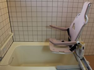 介助浴槽のある浴室  
