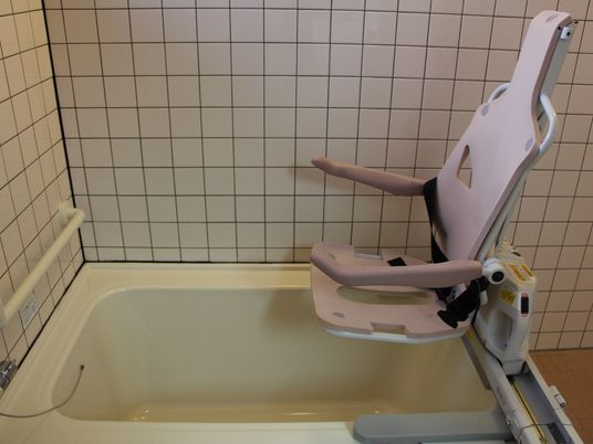 介助浴槽のある浴室  