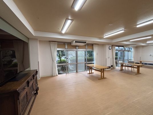 広々とした明るい部屋