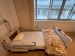 窓際に配置された居室